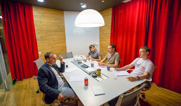 Для деловых встреч, переговоров и собеседования в офисе Badoo есть пять переговорок, каждая из которых оформлена в индивидуальном стиле.